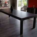 Fabrication d'une table sur mesure avec plateau en granit aspect cuir