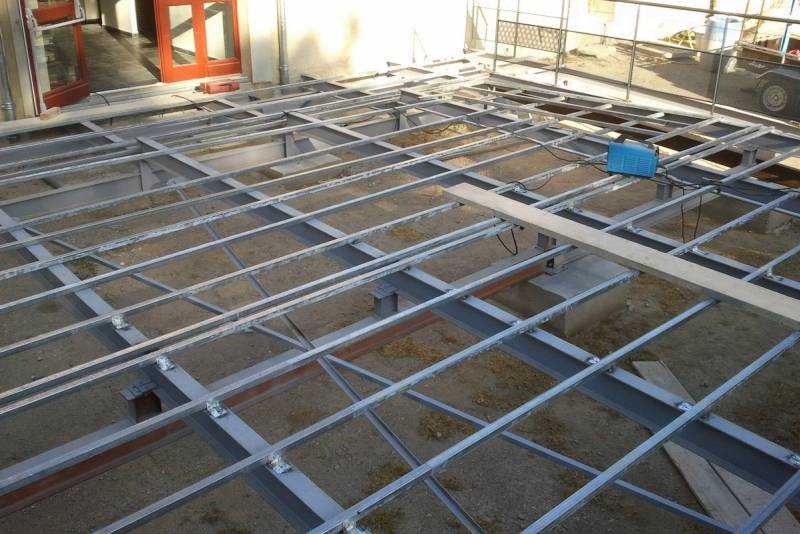 Création terrasse pour restaurant charpente métallique 2 pose de tubes avant plancher